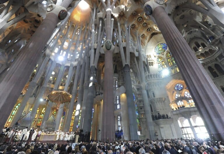 El papa Benedicto XVI preside la misa de dedicación de la basílica de la Sagrada Familia de Barcelona, el 7 de noviembre de 2010