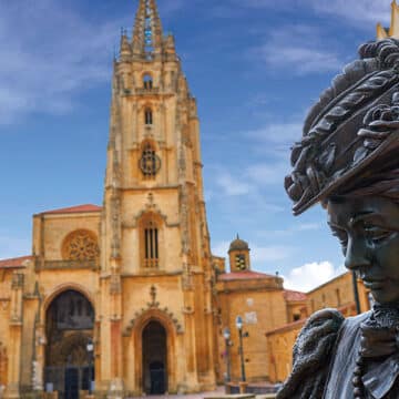 Plaza de Oviedo con la estatua de La Regenta