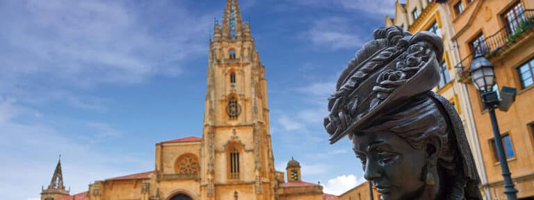 Plaza de Oviedo con la estatua de La Regenta