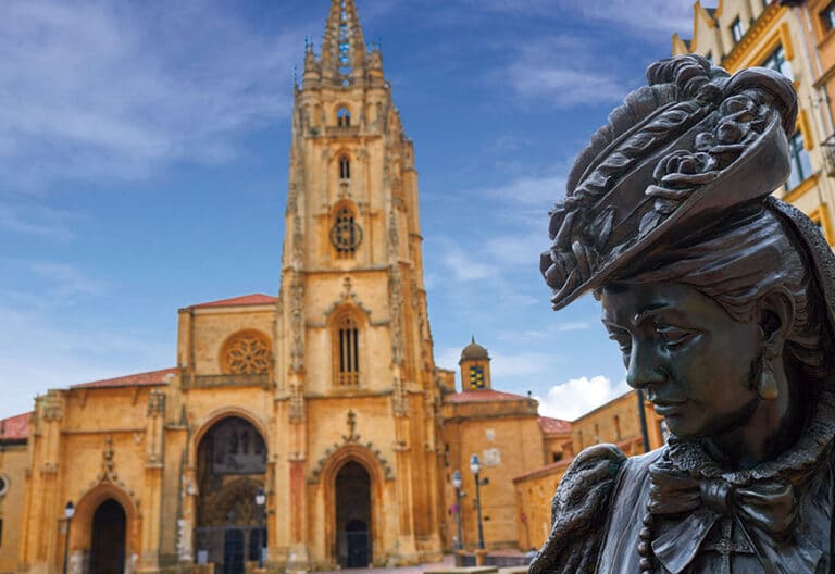 Plaza de Oviedo con la estatua de La Regenta