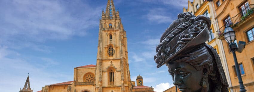 Plaza de Oviedo con la estatua de La Regenta