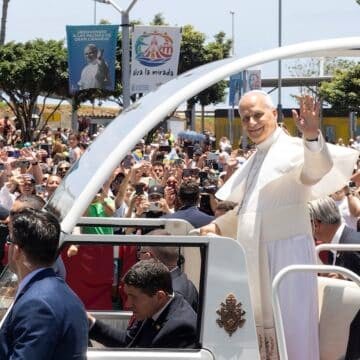 León XIV recorre Las Palmas en papamóvil