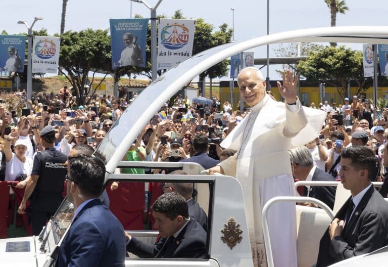 León XIV recorre Las Palmas en papamóvil