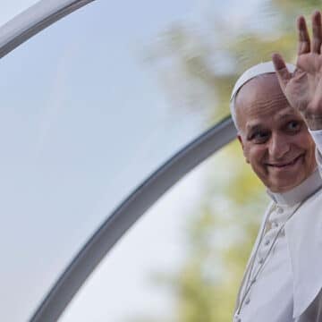 Papa saluda desde papamóvil