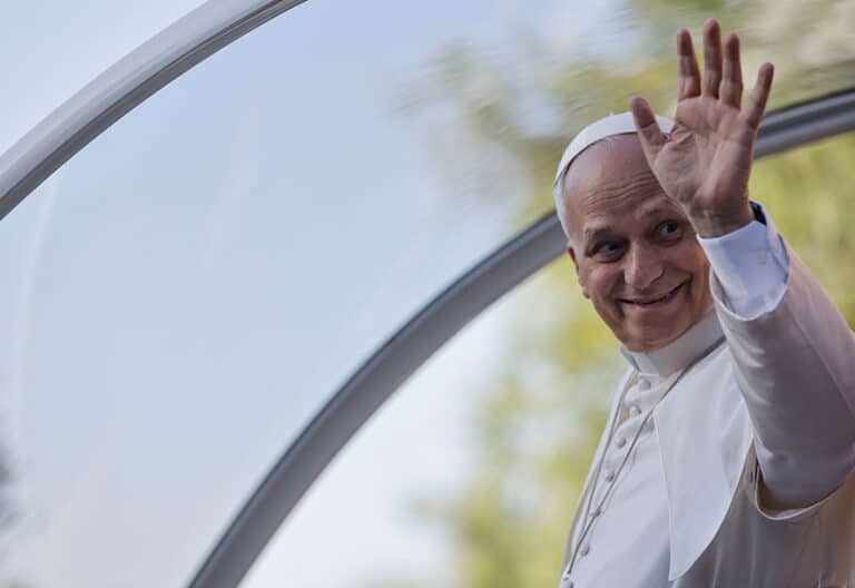 Papa saluda desde papamóvil