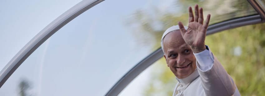 Papa saluda desde papamóvil