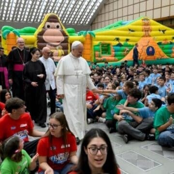 León XIV niños verano en el Vaticano
