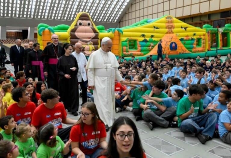 León XIV niños verano en el Vaticano
