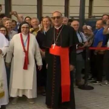 El Papa bendice la caravana de ambulancias de sor Lucía Caram rumbo a Ucrania