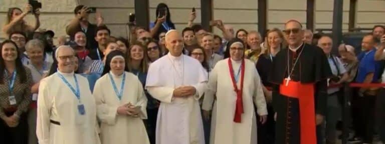El Papa bendice la caravana de ambulancias de sor Lucía Caram rumbo a Ucrania