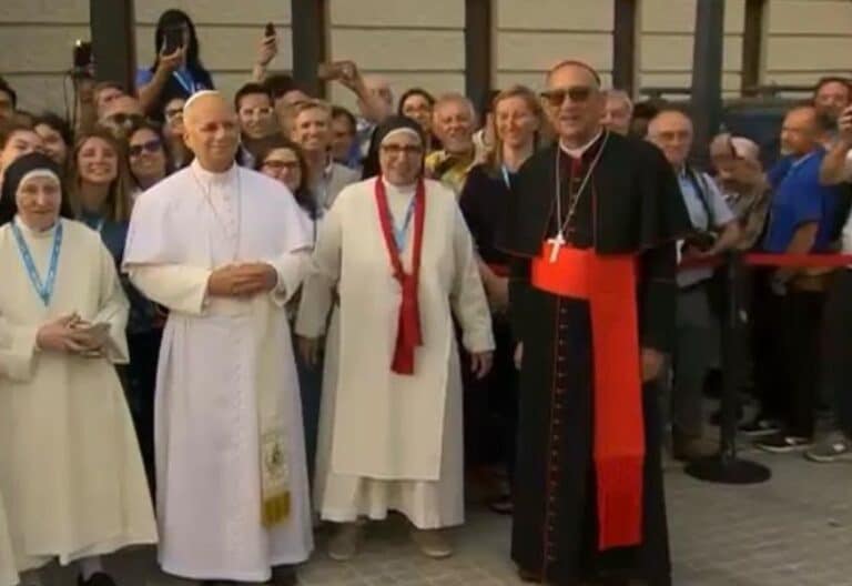 El Papa bendice la caravana de ambulancias de sor Lucía Caram rumbo a Ucrania