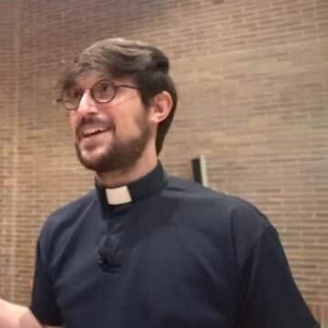 El ‘Padre Damián’ cuelga los hábitos tras 20 años de vida religiosa