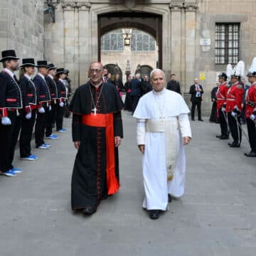 El cardenal Omella y León XIV, en el palacio arzobispal de Barcelona