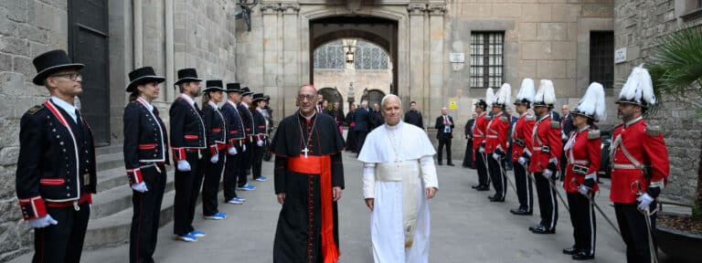 El cardenal Omella y León XIV, en el palacio arzobispal de Barcelona