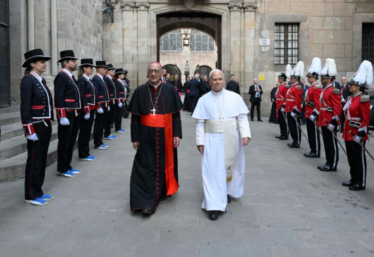 El cardenal Omella y León XIV, en el palacio arzobispal de Barcelona