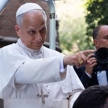 Papa en coche con medios de comunicación