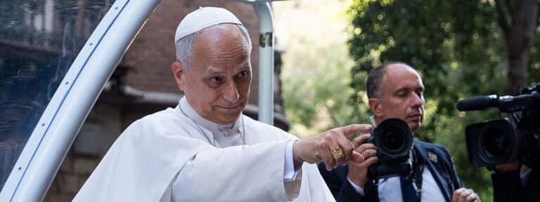 Papa en coche con medios de comunicación
