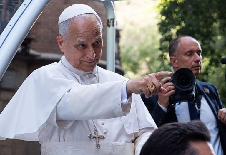 Papa en coche con medios de comunicación