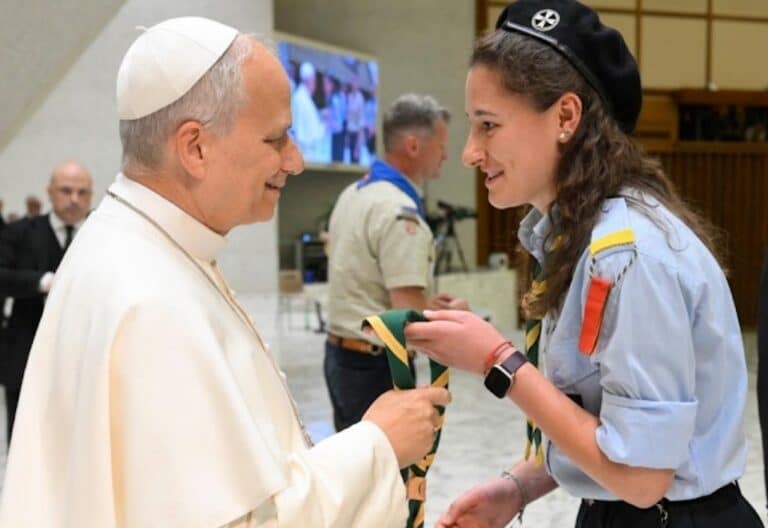 Papa con mujer scout