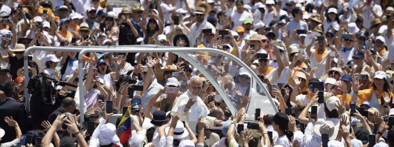 Papa en medio multitud. Papamóvil. Santa Cruz de Tenerife