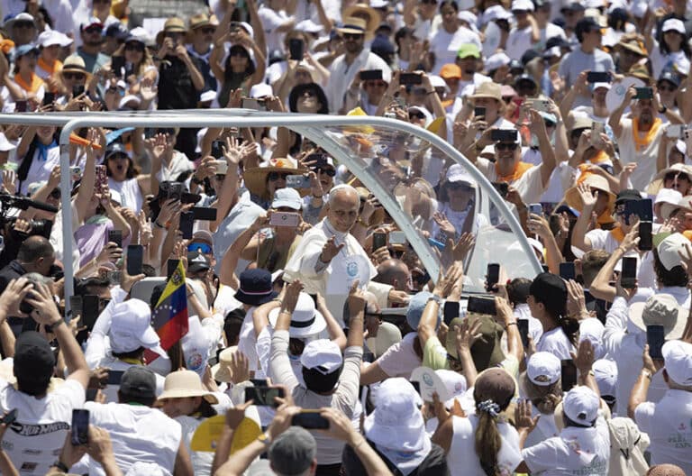 Papa en medio multitud. Papamóvil. Santa Cruz de Tenerife