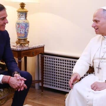 El presidente del Gobierno, Pedro Sánchez (i) ha sido recibido este lunes por el papa León XIV