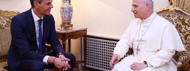 El presidente del Gobierno, Pedro Sánchez (i) ha sido recibido este lunes por el papa León XIV