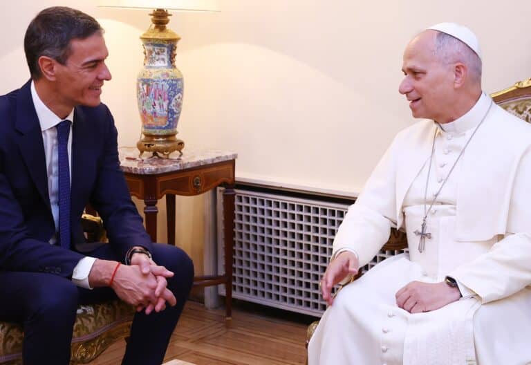 El presidente del Gobierno, Pedro Sánchez (i) ha sido recibido este lunes por el papa León XIV