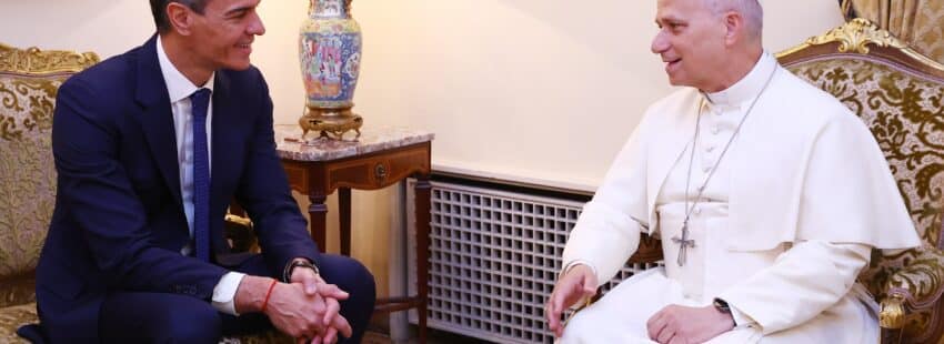 El presidente del Gobierno, Pedro Sánchez (i) ha sido recibido este lunes por el papa León XIV