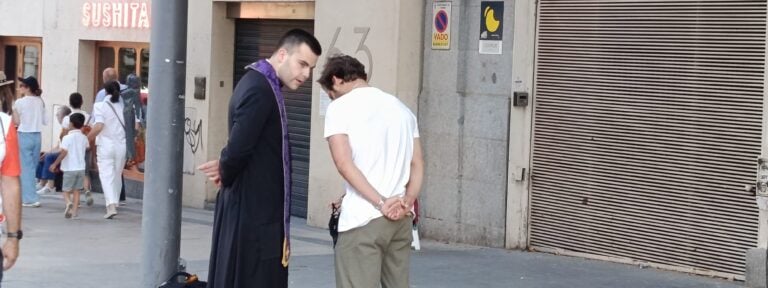 Sacerdote confesando en Cibeles