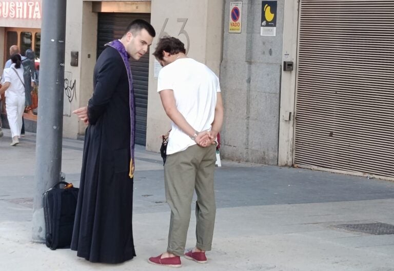 Sacerdote confesando en Cibeles