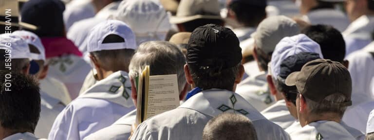 Sacerdotes en la misa del Corpus en Cibeles con León XIV