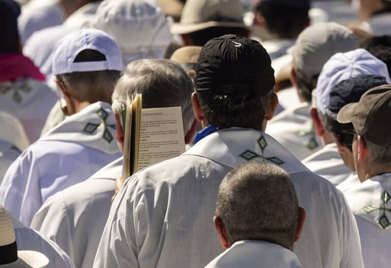 Sacerdotes en la misa del Corpus en Cibeles con León XIV