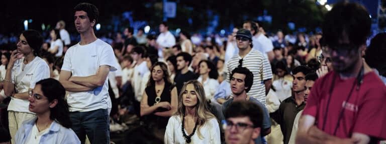 Jóvenes en la vigilia de la plaza de Lima