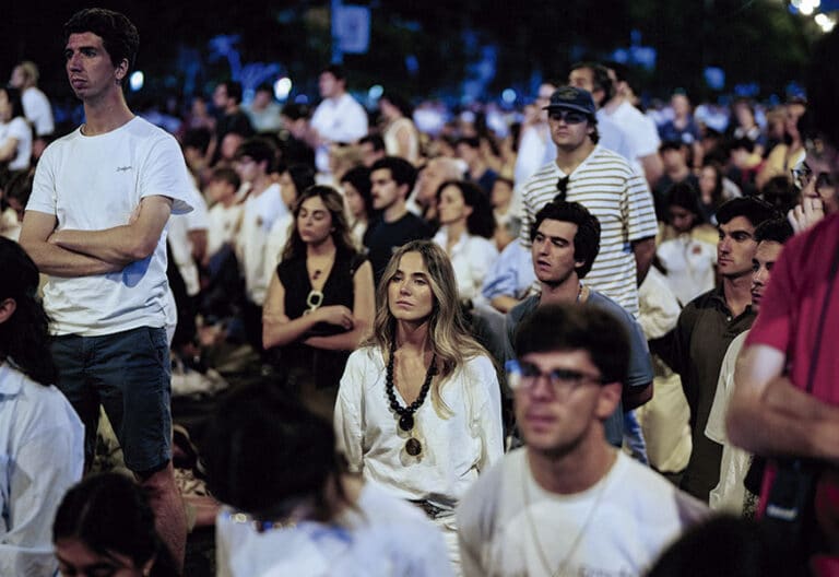 Jóvenes en la vigilia de la plaza de Lima