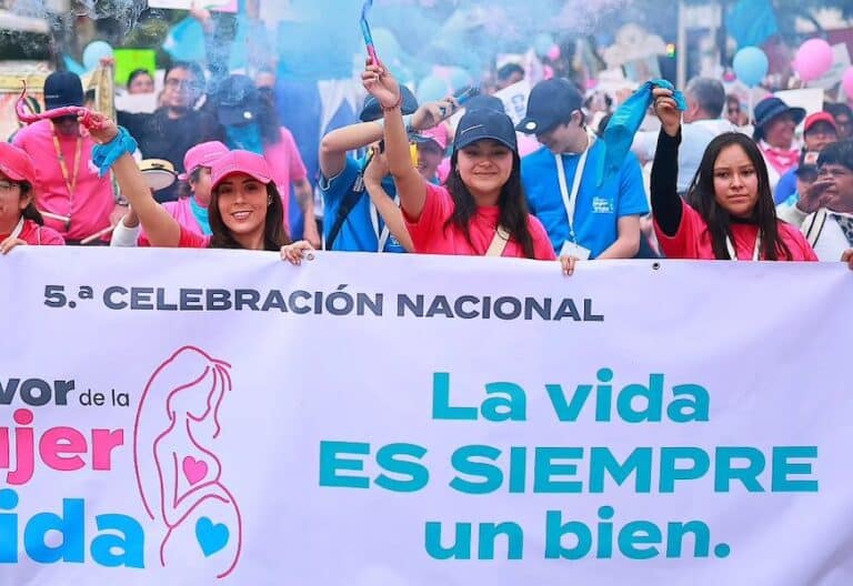 A favor de la mujer y de la vida