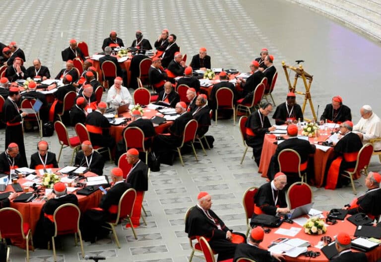 Cardenales en el consistorio