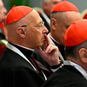 Cardenales en el consistorio