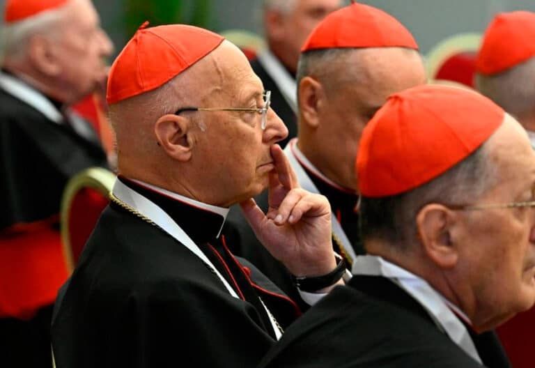 Cardenales en el consistorio
