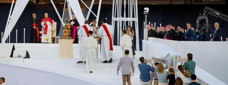 León XIV, en la Vigilia de oración en el Estadio Olímpico de Barcelona