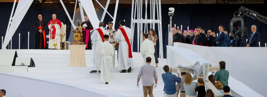 León XIV, en la Vigilia de oración en el Estadio Olímpico de Barcelona