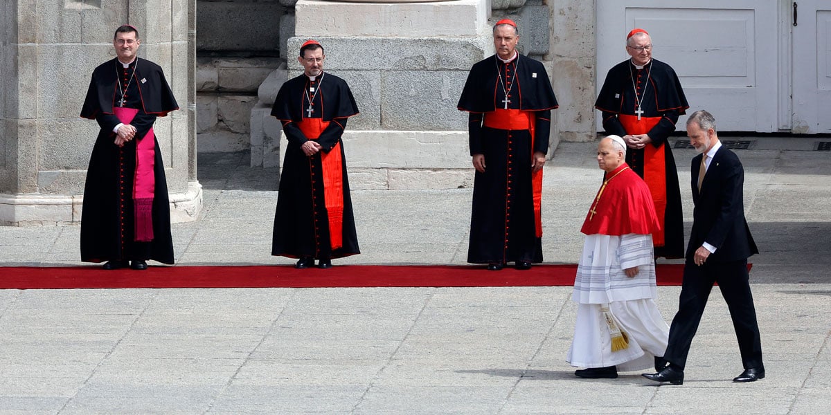 León XIV y Felipe VI en la ceremonia de bienvenida