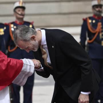 León XIV y Felipe VI en la ceremonia de bienvenida