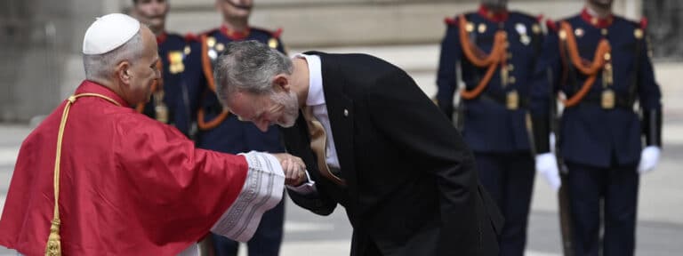 León XIV y Felipe VI en la ceremonia de bienvenida