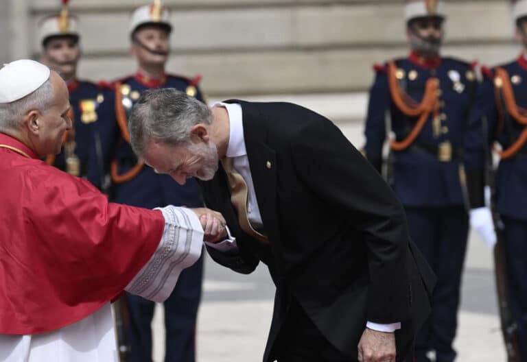 León XIV y Felipe VI en la ceremonia de bienvenida