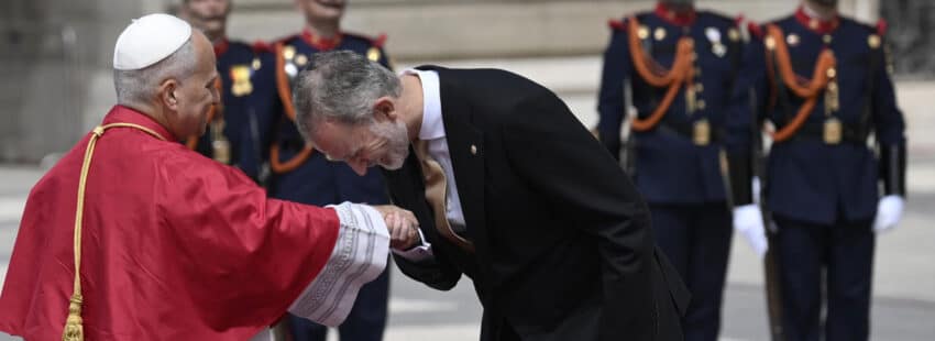 León XIV y Felipe VI en la ceremonia de bienvenida