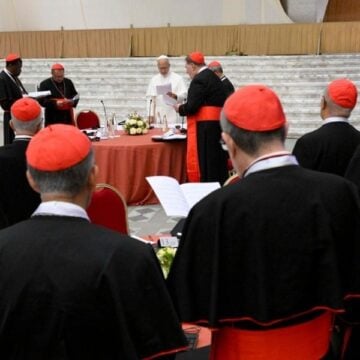 León XIV, ante los cardenales, en el consistorio de junio de 2026. Foto: Vatican Media
