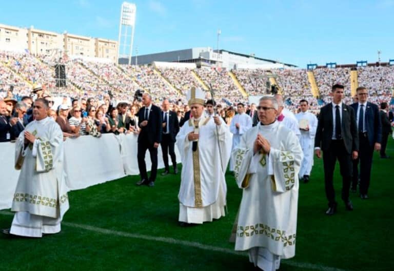 León XIV, en la misa en el Estadio de Gran Canaria