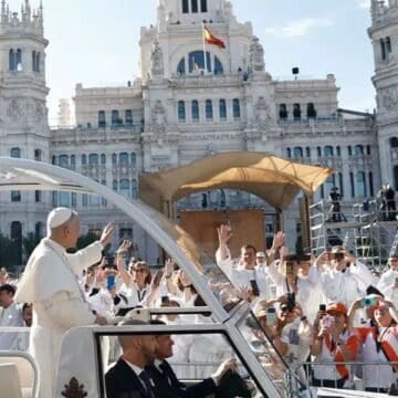 La misa del Papa dispara un 1.100% la afluencia habitual en la plaza de Cibeles de Madrid