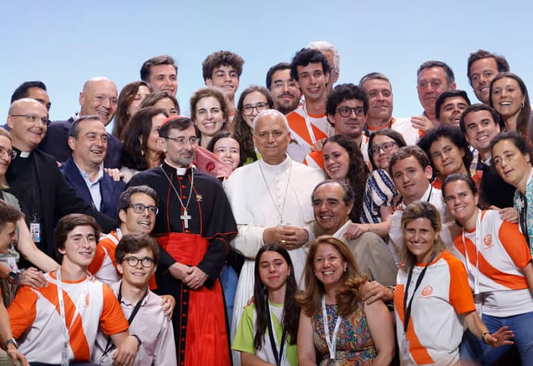 León XIV, con los voluntarios del viaje a España